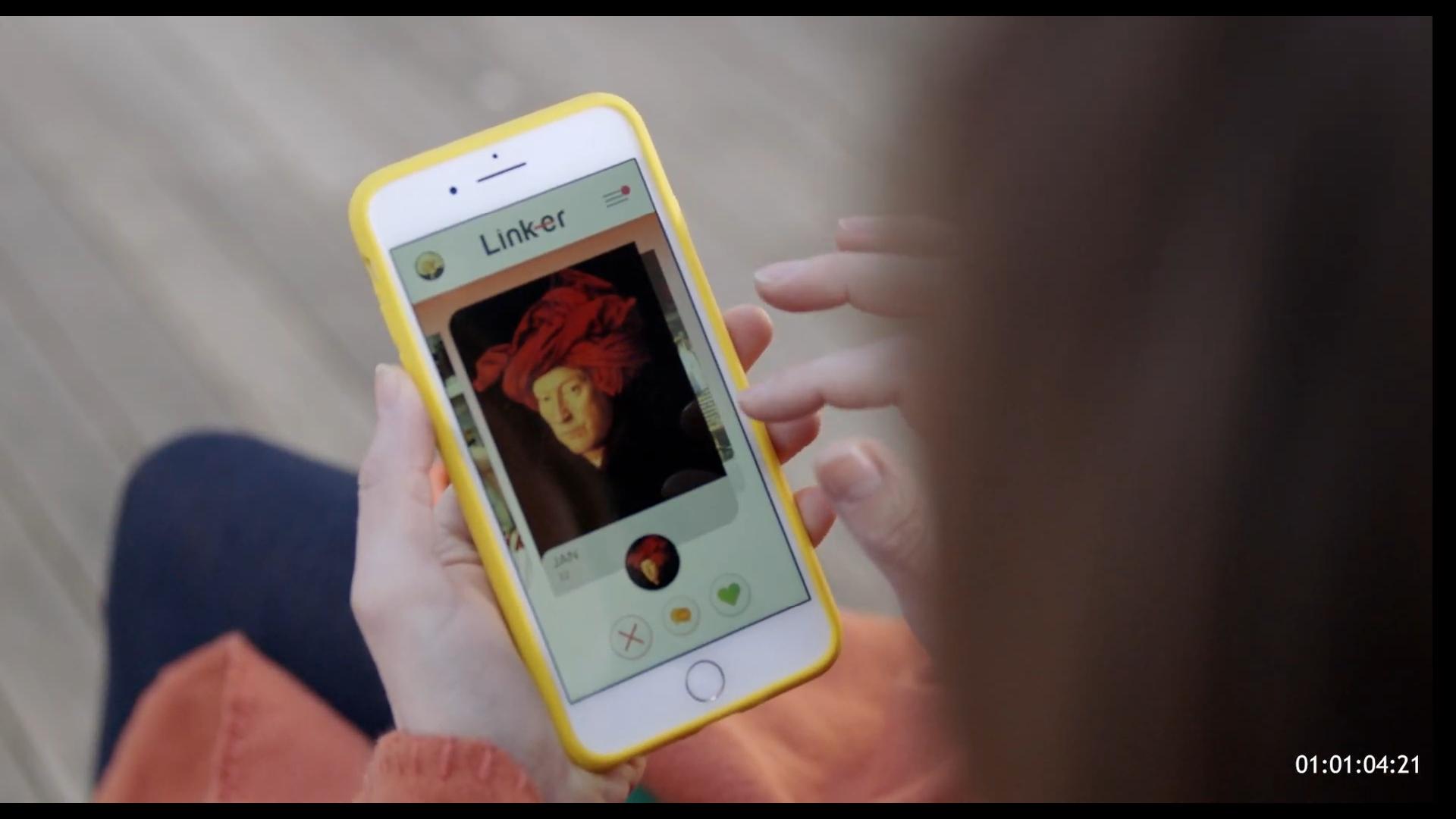 Photogramme de la bande-annonce Match : une femme consulte une application de rencontre sur son téléphone